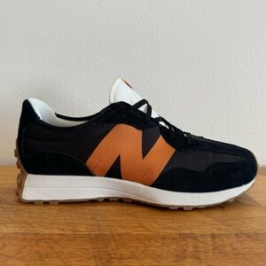 NWOT New Balance 327 Women’s 8.5 / Men’s 7 / Boy’s 7